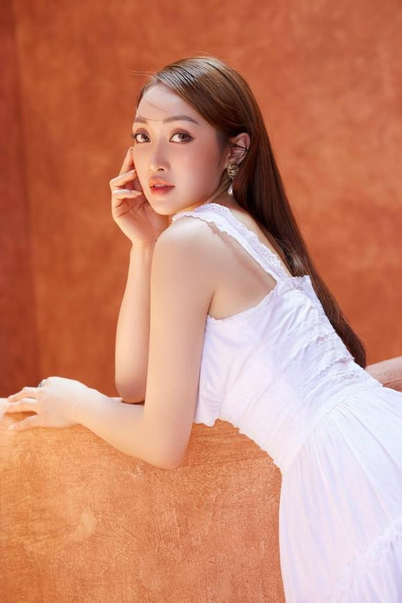 Vợ trẻ của Chi Bảo diện váy trắng tinh hóa công chúa ngọt ngào - Hình 6 Vo tre cua Chi Bao dien vay trang tinh hoa cong chua ngot ngao-Hinh-6