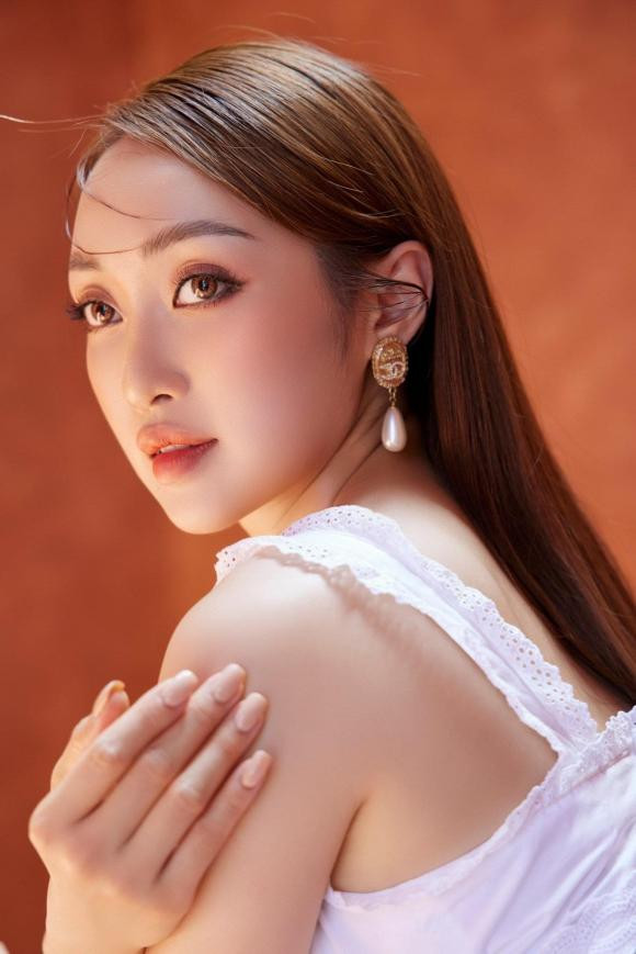 Vợ trẻ của Chi Bảo diện váy trắng tinh hóa công chúa ngọt ngào Vo tre cua Chi Bao dien vay trang tinh hoa cong chua ngot ngao