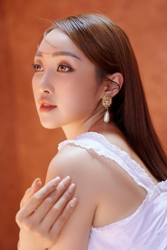 Vợ trẻ của Chi Bảo diện váy trắng tinh hóa công chúa ngọt ngào - Hình 5 Vo tre cua Chi Bao dien vay trang tinh hoa cong chua ngot ngao-Hinh-5