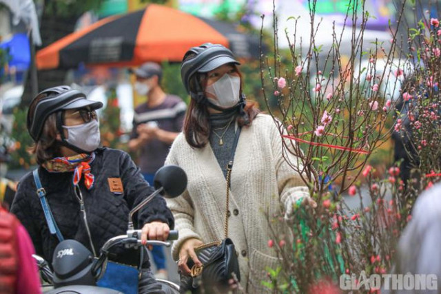 Chợ hoa trong lòng phố cổ Hà Nội vắng lặng ngày cận Tết - Hình 4 Cho hoa trong long pho co Ha Noi vang lang ngay can Tet-Hinh-4