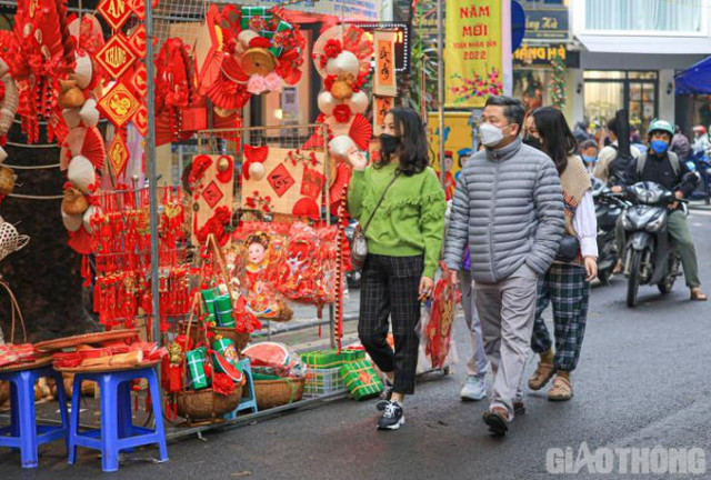 Chợ hoa trong lòng phố cổ Hà Nội vắng lặng ngày cận Tết - Hình 8 Cho hoa trong long pho co Ha Noi vang lang ngay can Tet-Hinh-8