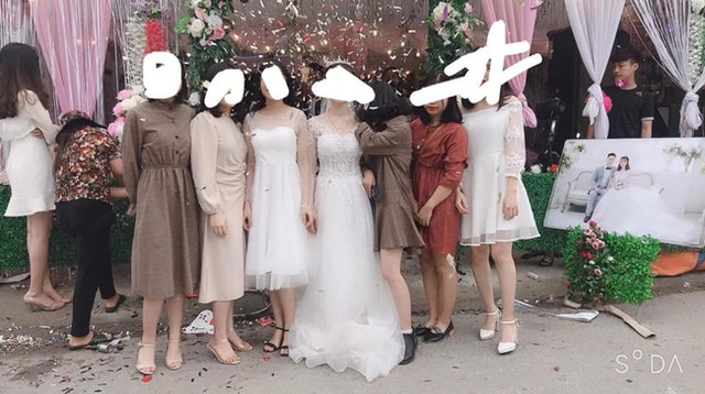 Khách mời diện váy xẻ đùi đi đám cưới, không nhận ra đâu là cô dâu - Hình 15 Khach moi dien vay xe dui di dam cuoi, khong nhan ra dau la co dau-Hinh-15