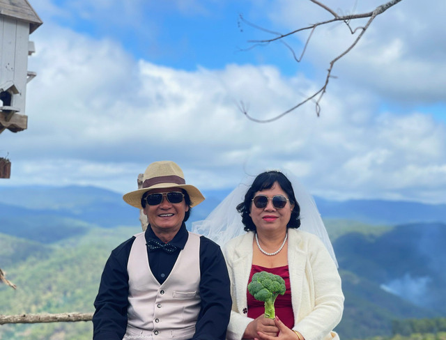 Các con tặng cha mẹ bộ ảnh cưới bất ngờ ở Đà Lạt - Hình 7 Cac con tang cha me bo anh cuoi bat ngo o Da Lat-Hinh-7
