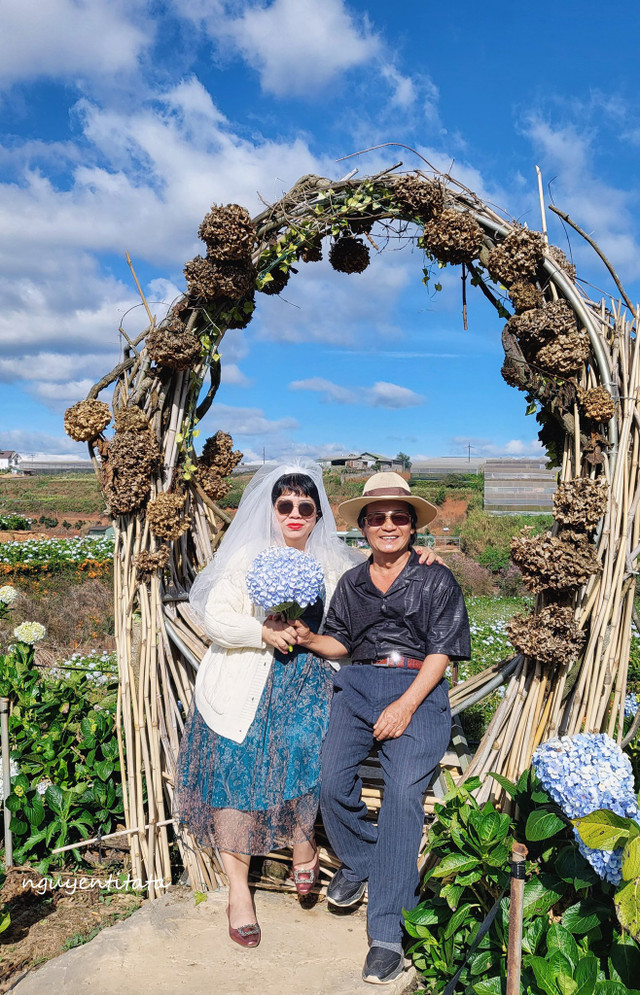 Các con tặng cha mẹ bộ ảnh cưới bất ngờ ở Đà Lạt - Hình 3 Cac con tang cha me bo anh cuoi bat ngo o Da Lat-Hinh-3