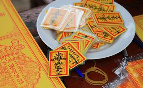 Âm thầm giấu 4 vật trong ví giúp tháng cô hồn 'nhẹ tựa lông hồng' - Hình 2 Am tham giau 4 vat trong vi giup thang co hon 'nhe tua long hong'-Hinh-2