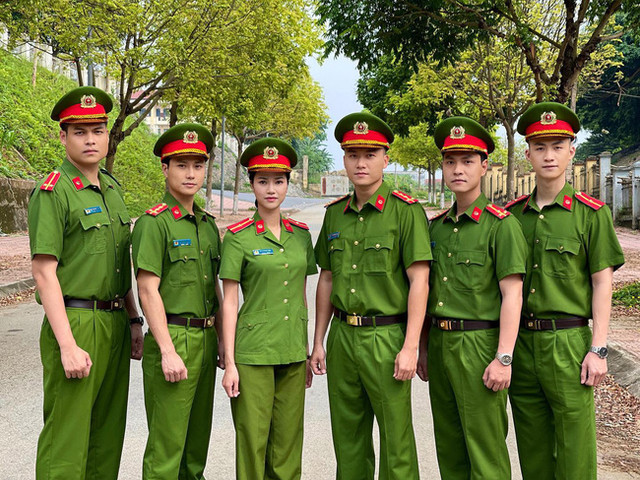 Nữ cảnh sát chụp với dàn trai đẹp trên VTV, ngoài đời ra sao? Nu canh sat chup voi dan trai dep tren VTV, ngoai doi ra sao?