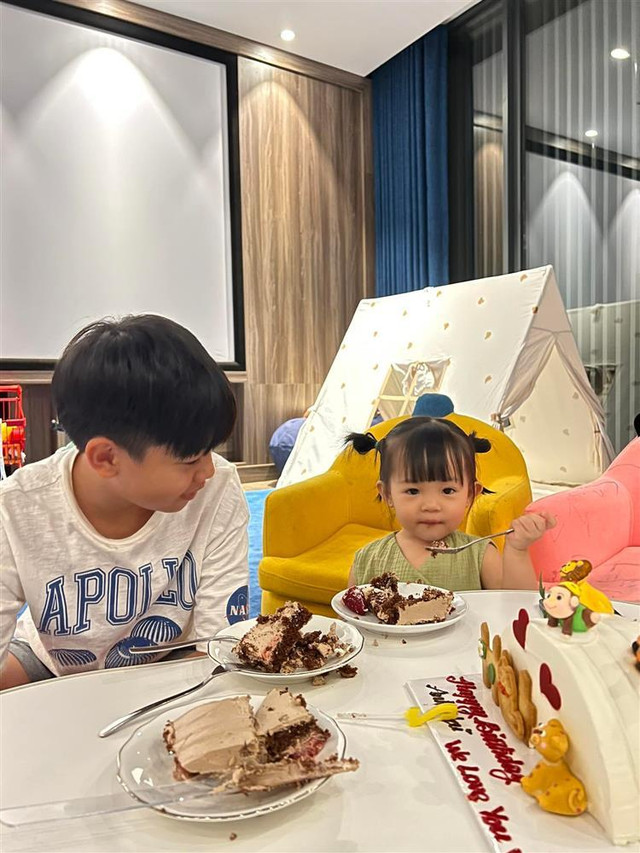 Subeo chỉ cần 1 năm rưỡi để cao từ vai tới tai Hồ Ngọc Hà - Hình 10 Subeo chi can 1 nam ruoi de cao tu vai toi tai Ho Ngoc Ha-Hinh-10