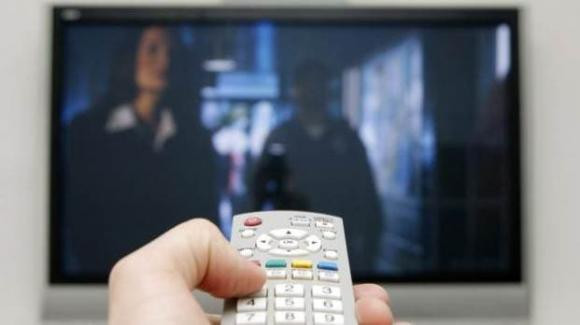 Hướng dẫn bạn mẹo nhỏ khi vệ sinh màn hình tivi Huong dan ban meo nho khi ve sinh man hinh tivi