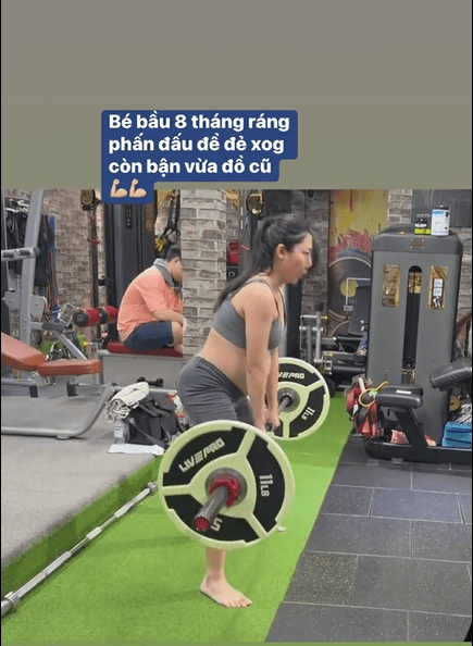 Em gái Trấn Thành khoe bụng bầu khệ nệ nâng tạ cực đỉnh - Hình 2 Em gai Tran Thanh khoe bung bau khe ne nang ta cuc dinh-Hinh-2