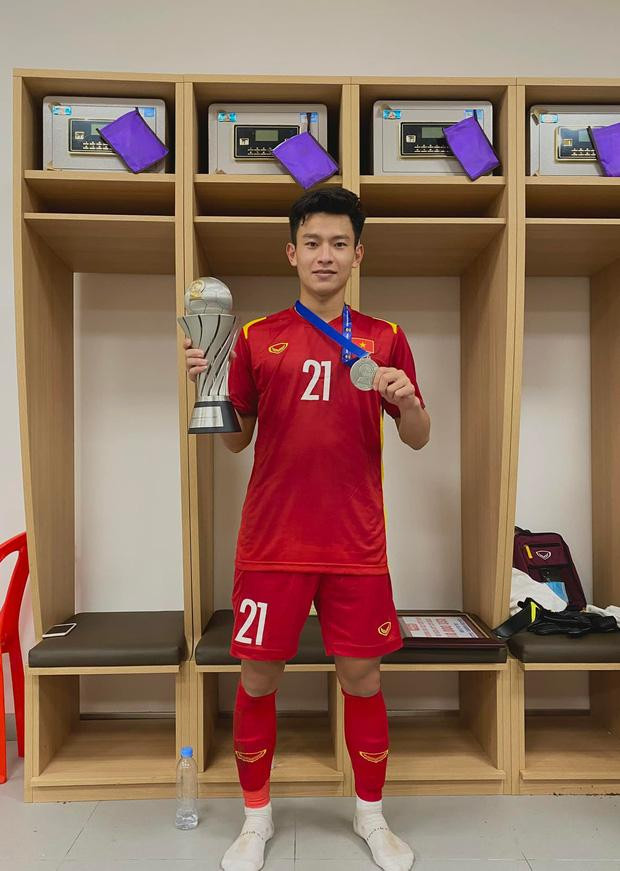 Thủ khoa đại học nhịn đói lên đường chi viện U23 Việt Nam - Hình 3 Thu khoa dai hoc nhin doi len duong chi vien U23 Viet Nam-Hinh-3