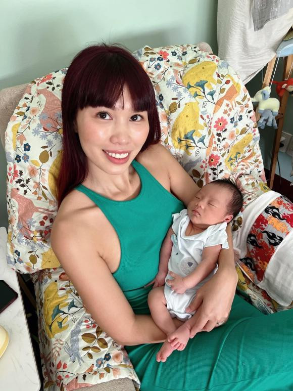 Kathy Uyên lần đầu công khai cận mặt con - Hình 2 Kathy Uyen lan dau cong khai can mat con-Hinh-2