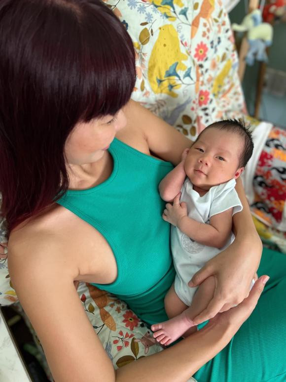 Kathy Uyên lần đầu công khai cận mặt con Kathy Uyen lan dau cong khai can mat con
