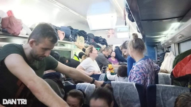 Người Việt trên chuyến tàu chật như nêm rời "điểm nóng" chiến sự Ukraine Nguoi Viet tren chuyen tau chat nhu nem roi
