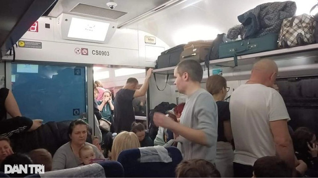 Người Việt trên chuyến tàu chật như nêm rời "điểm nóng" chiến sự Ukraine - Hình 2 Nguoi Viet tren chuyen tau chat nhu nem roi