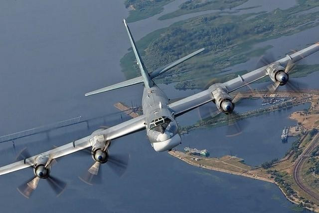 Oanh tạc cơ Tu-95 Nga xuất hiện trên bầu trời Ukraine - Hình 4 Oanh tac co Tu-95 Nga xuat hien tren bau troi Ukraine-Hinh-4