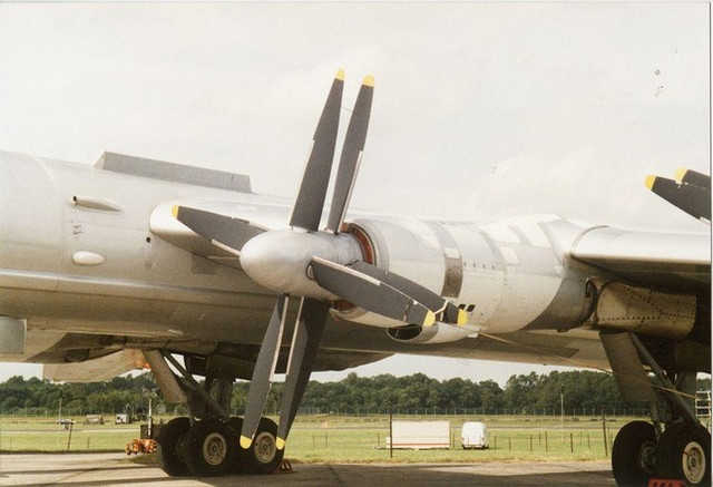Oanh tạc cơ Tu-95 Nga xuất hiện trên bầu trời Ukraine - Hình 3 Oanh tac co Tu-95 Nga xuat hien tren bau troi Ukraine-Hinh-3