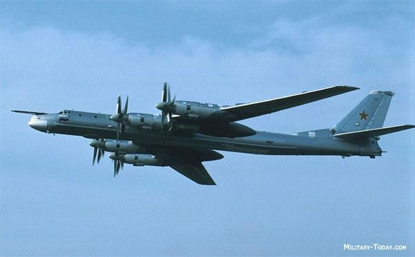 Oanh tạc cơ Tu-95 Nga xuất hiện trên bầu trời Ukraine Oanh tac co Tu-95 Nga xuat hien tren bau troi Ukraine