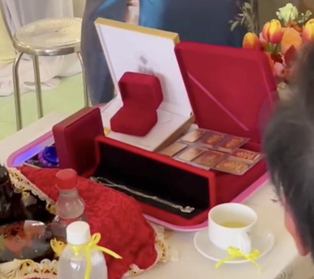 Nhật Lê bất ngờ khoe ảnh tình cảm bên người đàn ông đặc biệt - Hình 2 Nhat Le bat ngo khoe anh tinh cam ben nguoi dan ong dac biet-Hinh-2
