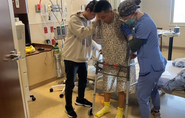 Khoa Pug rớt nước mắt, không thể tự đi sau phẫu thuật kéo chân - Hình 5 Khoa Pug rot nuoc mat, khong the tu di sau phau thuat keo chan-Hinh-5