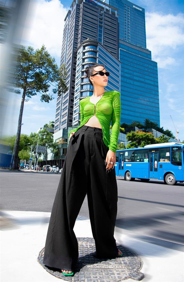 Hoàng Oanh đụng hàng Thùy Tiên, bất ngờ sắc vóc mẹ bỉm - Hình 4 Hoang Oanh dung hang Thuy Tien, bat ngo sac voc me bim-Hinh-4