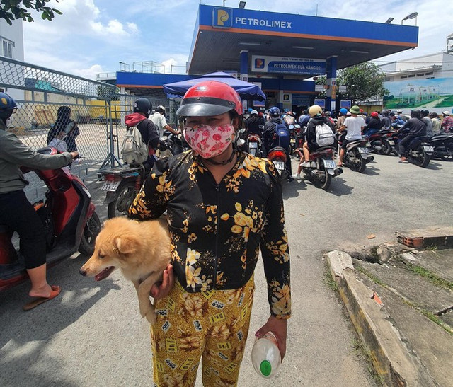 Cơn sốt thiếu xăng dầu lan rộng: Người bán, người mua đều mệt mỏi Con sot thieu xang dau lan rong: Nguoi ban, nguoi mua deu met moi