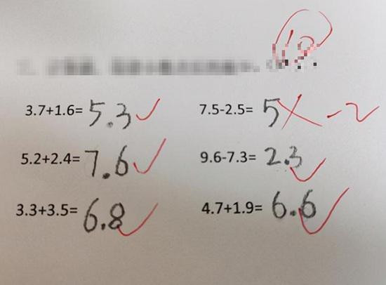 Bài toán 7,5 - 2,5 = 5 bị gạch sai, lời giải thích khiến ai cũng bất ngờ Bai toan 7,5 - 2,5 = 5 bi gach sai, loi giai thich khien ai cung bat ngo