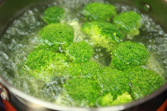 5 loại rau cần chần qua nước sôi trước khi xào để không rước bệnh 5 loai rau can chan qua nuoc soi truoc khi xao de khong ruoc benh