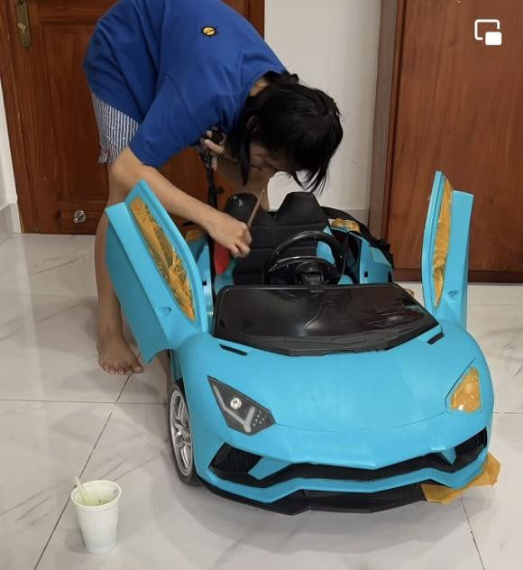 Giàu có là thế nhưng Vân Trang vẫn tự tay 'độ xe' cho ái nữ - Hình 2 Giau co la the nhung Van Trang van tu tay 'do xe' cho ai nu-Hinh-2