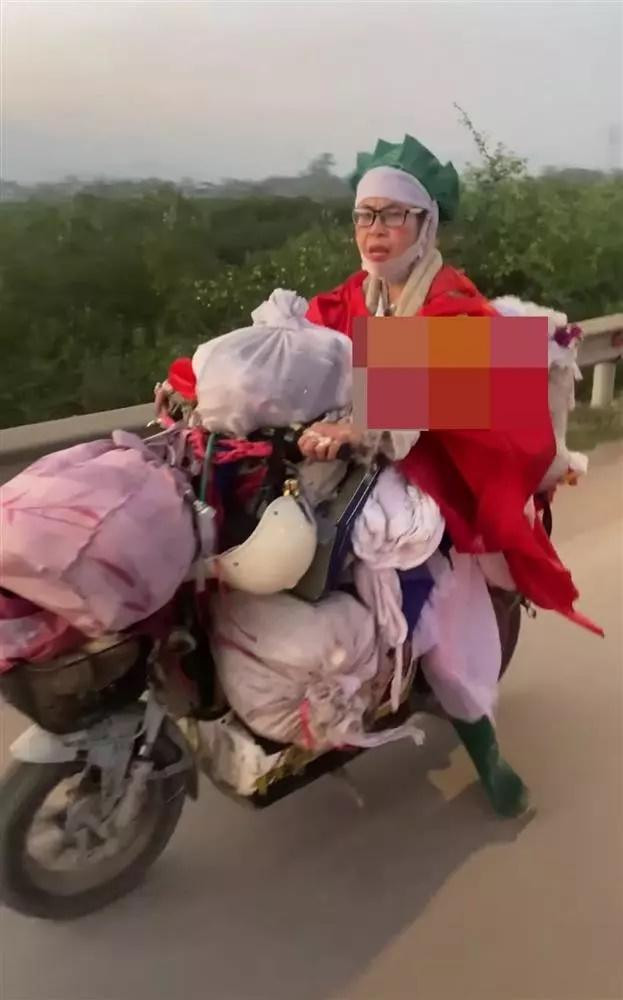 'Thánh quỵt' Bella trộm tiền ở Quảng Ninh, bị người dân tóm sống - Hình 4 'Thanh quyt' Bella trom tien o Quang Ninh, bi nguoi dan tom song-Hinh-4