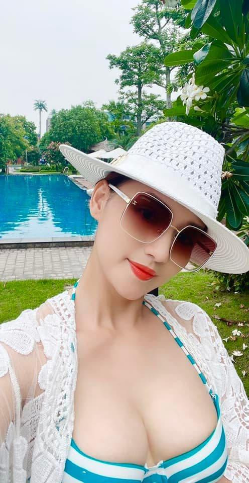 Lã Thanh Huyền khoe vòng 1 ngộp thở - Ngọc Trinh 'bánh bèo chúa' La Thanh Huyen khoe vong 1 ngop tho - Ngoc Trinh 'banh beo chua'