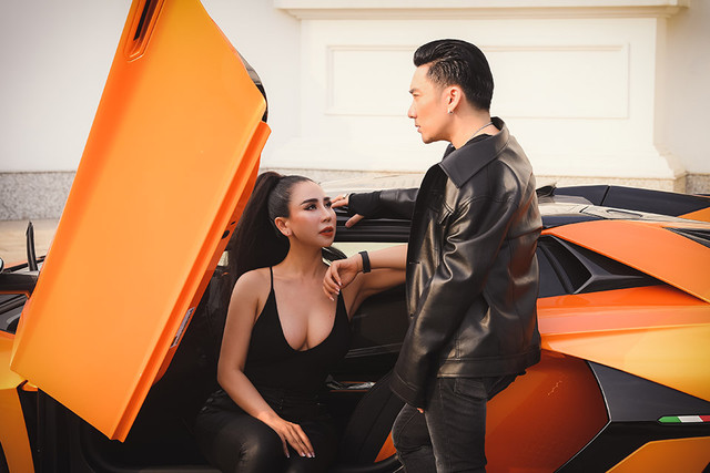 Quang Hà lái Lamborghini 70 tỷ chở nữ CEO nóng bỏng du xuân - Hình 3 Quang Ha lai Lamborghini 70 ty cho nu CEO nong bong du xuan-Hinh-3