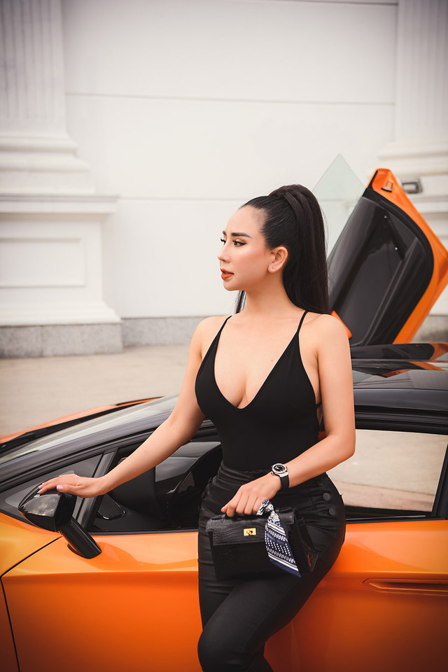 Quang Hà lái Lamborghini 70 tỷ chở nữ CEO nóng bỏng du xuân - Hình 8 Quang Ha lai Lamborghini 70 ty cho nu CEO nong bong du xuan-Hinh-8