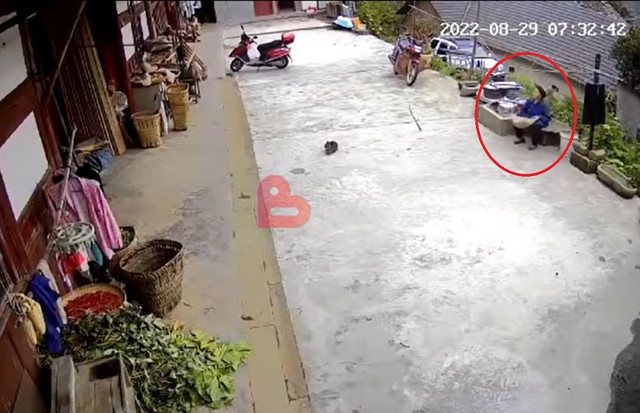 Thót tim 2 cụ già thoát khỏi tảng đá khổng lồ lăn từ trên núi xuống - Hình 2 Thot tim 2 cu gia thoat khoi tang da khong lo lan tu tren nui xuong-Hinh-2