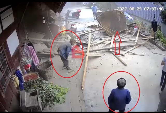 Thót tim 2 cụ già thoát khỏi tảng đá khổng lồ lăn từ trên núi xuống - Hình 3 Thot tim 2 cu gia thoat khoi tang da khong lo lan tu tren nui xuong-Hinh-3
