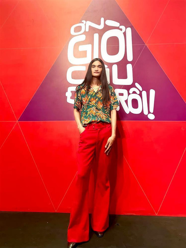 Mạc Văn Khoa bị nghi mặc quần vợ đi quay show Mac Van Khoa bi nghi mac quan vo di quay show