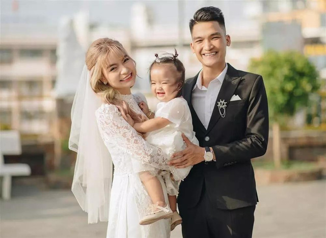 Mạc Văn Khoa bị nghi mặc quần vợ đi quay show - Hình 5 Mac Van Khoa bi nghi mac quan vo di quay show-Hinh-5