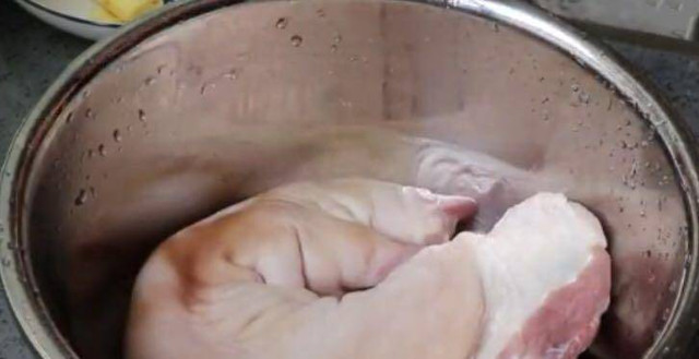 Món ăn đại bổ ngày đông giá rét với 1 chiếc móng giò - Hình 2 Mon an dai bo ngay dong gia ret voi 1 chiec mong gio-Hinh-2