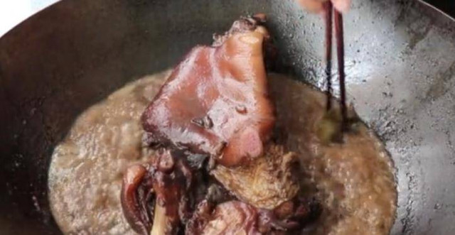Món ăn đại bổ ngày đông giá rét với 1 chiếc móng giò - Hình 5 Mon an dai bo ngay dong gia ret voi 1 chiec mong gio-Hinh-5