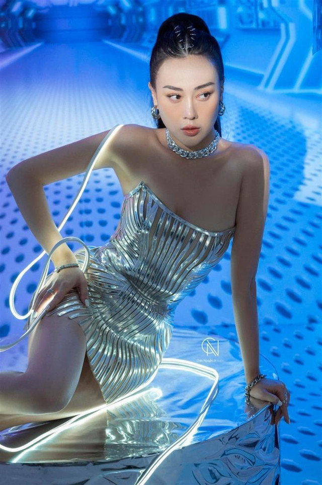 Phương Oanh chặt đẹp Hoa hậu Kỳ Duyên nhờ body 'đã hết khúc giò'? - Hình 3 Phuong Oanh chat dep Hoa hau Ky Duyen nho body 'da het khuc gio'?-Hinh-3