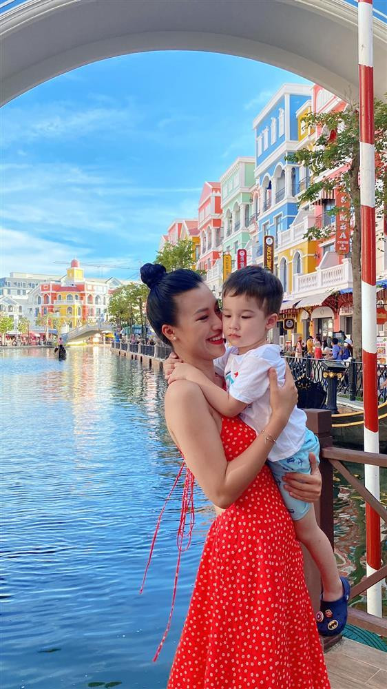 Lộ ảnh chồng cũ đi du lịch cùng nhà đẻ Hoàng Oanh? - Hình 3 Lo anh chong cu di du lich cung nha de Hoang Oanh?-Hinh-3