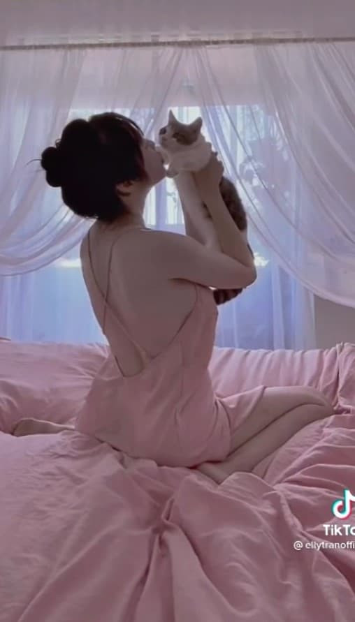 Elly Trần tiết lộ số tiền tốn kém mỗi tháng để nuôi chó mèo Elly Tran tiet lo so tien ton kem moi thang de nuoi cho meo