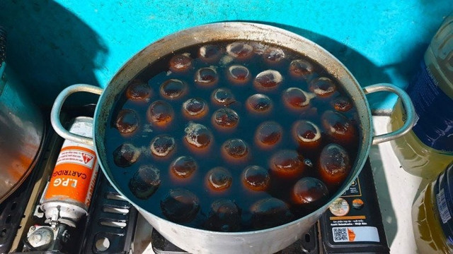 Món chè 'đen sì' ở TP.HCM, nhiều người không dám ăn Mon che 'den si' o TP.HCM, nhieu nguoi khong dam an