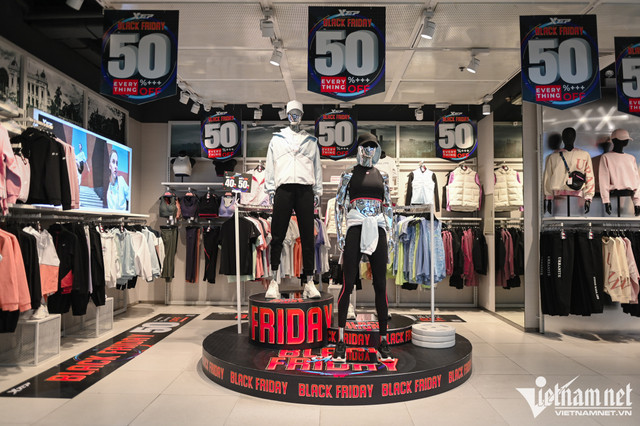 Cuộc đổ bộ trung tâm thương mại 'vơ vét' hàng ngày Black Friday - Hình 11 Cuoc do bo trung tam thuong mai 'vo vet' hang ngay Black Friday-Hinh-11