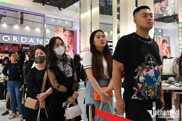 Cuộc đổ bộ trung tâm thương mại 'vơ vét' hàng ngày Black Friday - Hình 4 Cuoc do bo trung tam thuong mai 'vo vet' hang ngay Black Friday-Hinh-4