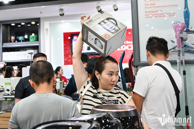 Cuộc đổ bộ trung tâm thương mại 'vơ vét' hàng ngày Black Friday - Hình 9 Cuoc do bo trung tam thuong mai 'vo vet' hang ngay Black Friday-Hinh-9