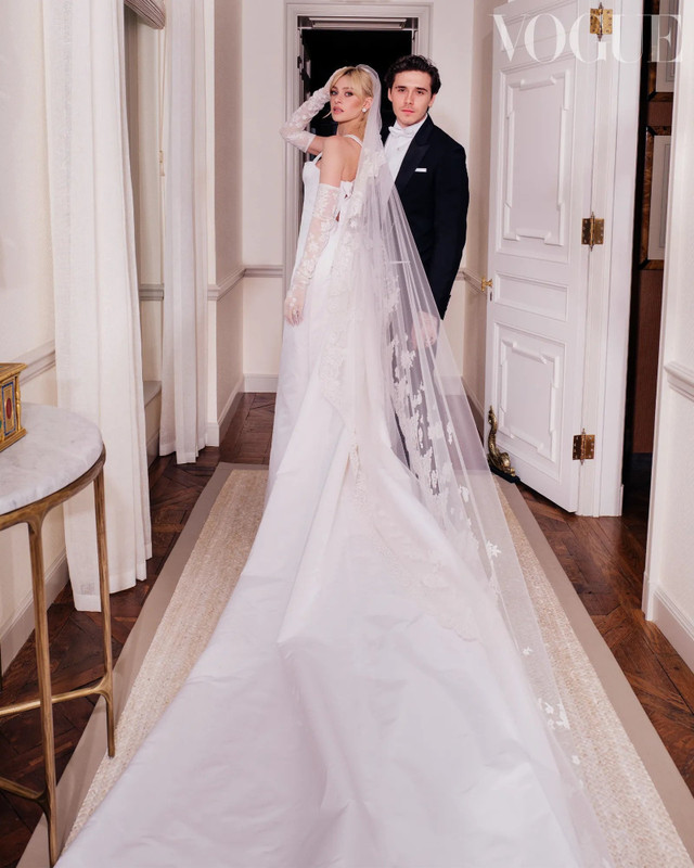 Chiếc váy khiến mối quan hệ giữa Victoria Beckham và con dâu rạn nứt - Hình 2 Chiec vay khien moi quan he giua Victoria Beckham va con dau ran nut-Hinh-2