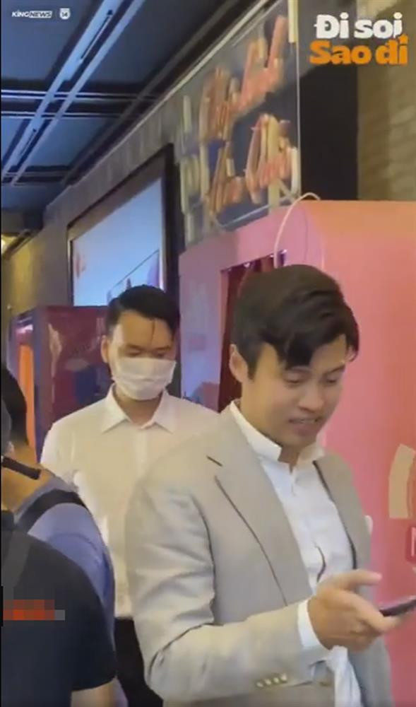 Xôn xao 'Shark' Khoa công khai thân mật với một người đàn ông - Hình 2 Xon xao 'Shark' Khoa cong khai than mat voi mot nguoi dan ong-Hinh-2