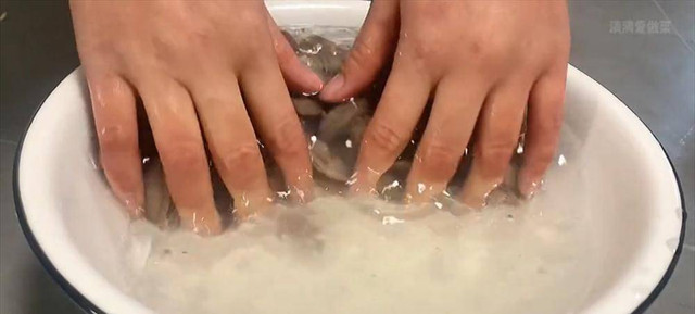 Ngâm ngao với thứ nước này, ngao sạch bong và không có cát - Hình 4 Ngam ngao voi thu nuoc nay, ngao sach bong va khong co cat-Hinh-4