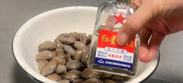 Ngâm ngao với thứ nước này, ngao sạch bong và không có cát - Hình 2 Ngam ngao voi thu nuoc nay, ngao sach bong va khong co cat-Hinh-2