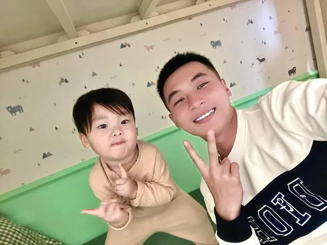 Chàng trai thân thiết với Hòa Minzy ở Hồ Gươm gây xôn xao - Hình 2 Chang trai than thiet voi Hoa Minzy o Ho Guom gay xon xao-Hinh-2